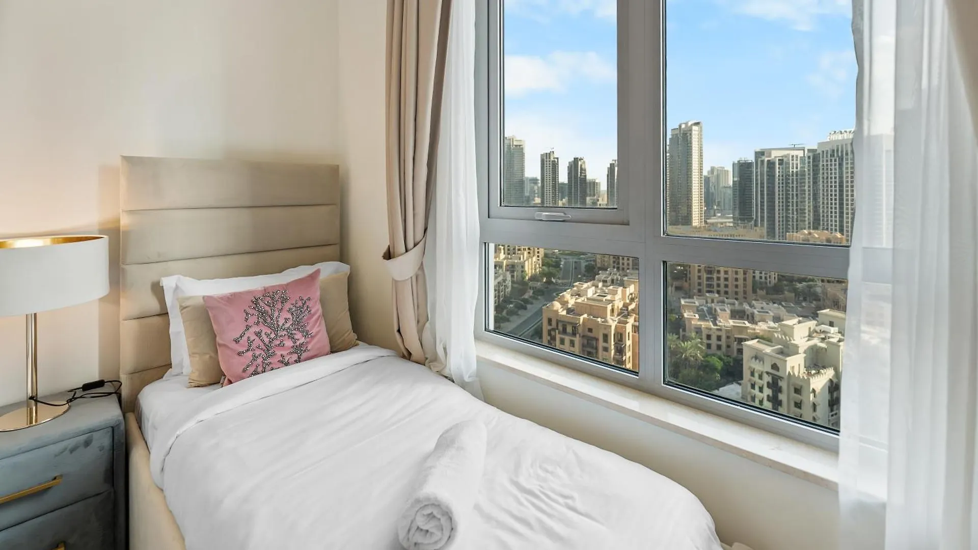 Daire Magnificent - Spacious New 2Br In Downtown Dubai
